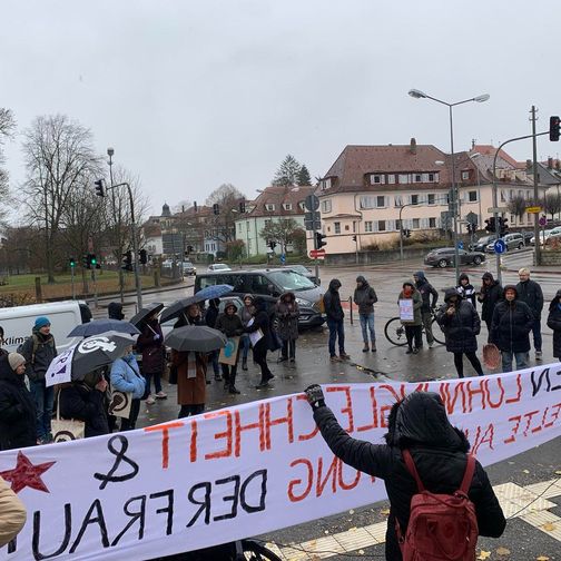 Feministischer Stadtrundgang zum Tag gegen Gewalt an Frauen Feministischer Stadtrundgang zum Tag gegen Gewalt an Frauen